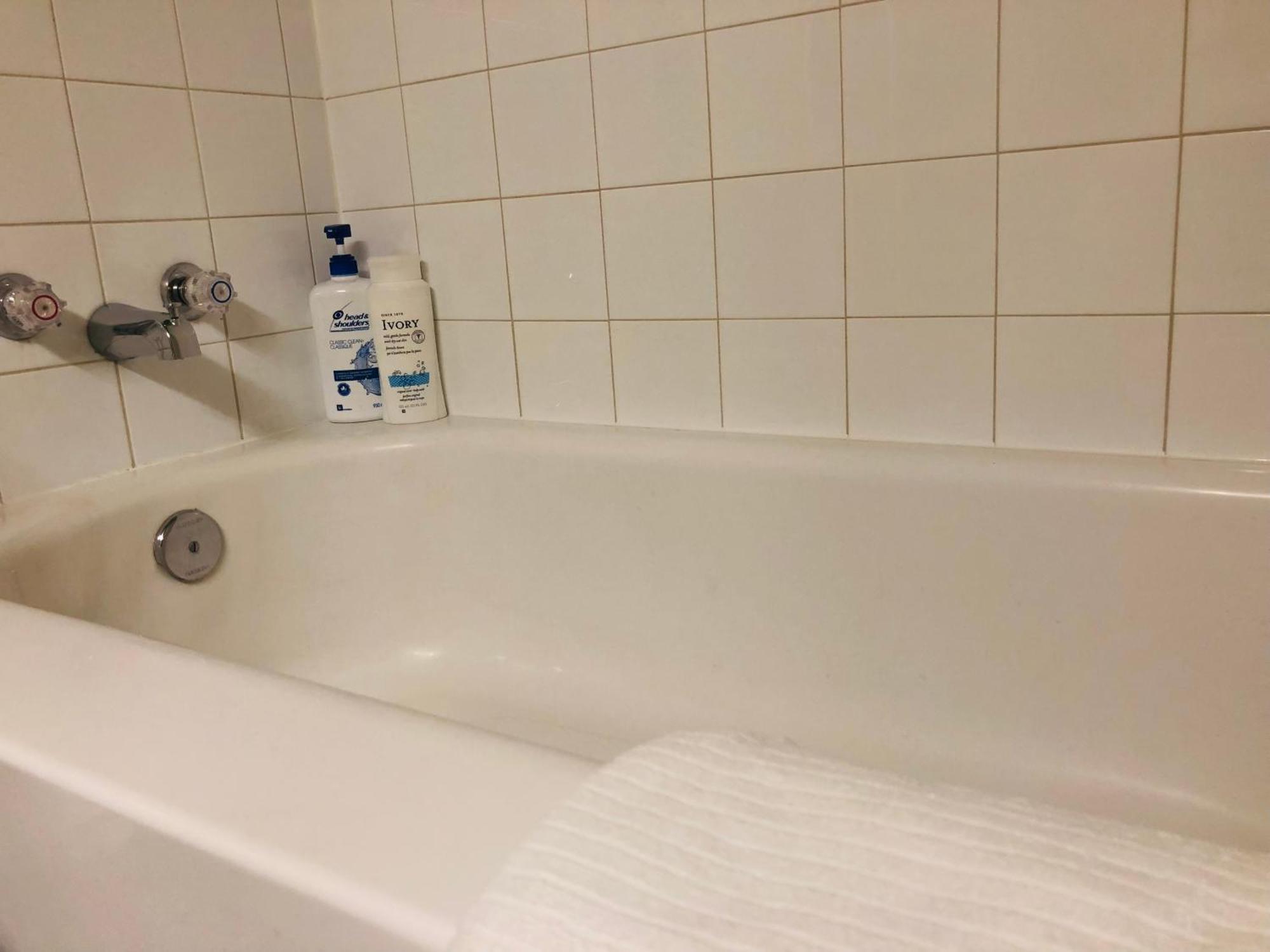 5th Floor Cozy 1 Bedroom With Parking Apartment *